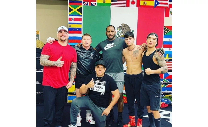 Canelo élesen krizitálja az ex csapattársakat!