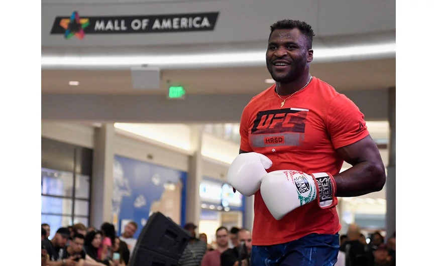 Francis Ngannou még mindig a profi ökölvívással kacérkodik.