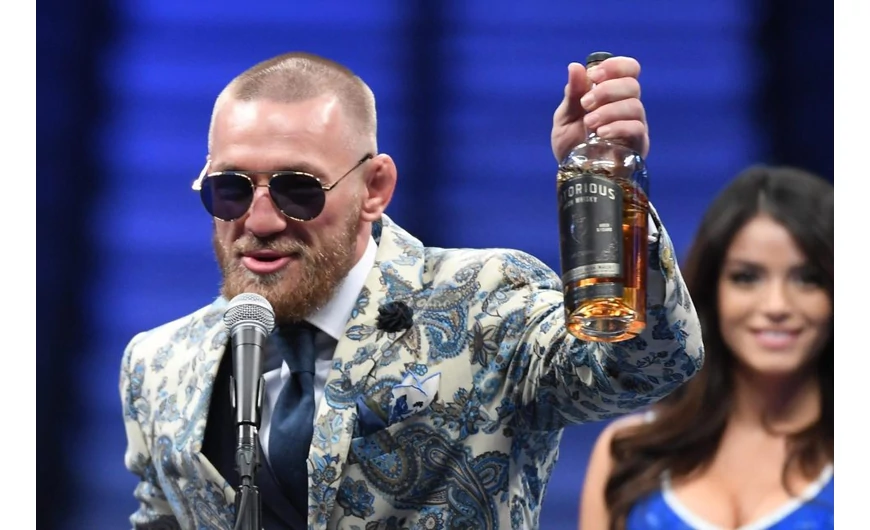 McGregor lába szépen gyógyul! Ezúttal egy DJ-t vágott szájba!
